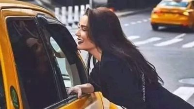  توقفت الزوجة أمام المحاسب في المول وفتحت حقيبتها لتدفع ثمن مشترياتها.