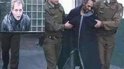 الصورة لعامل كان يعمل في مصنع لتجميد